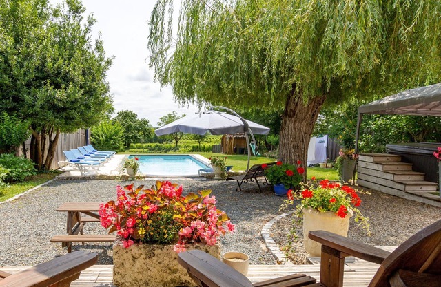 Heated pool, jacuzzi, vineyard views. Walk to restaurant, market, wine tasting