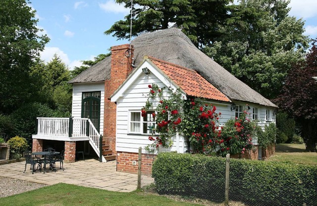 Heated Pool, large enclosed garden, dog friendly