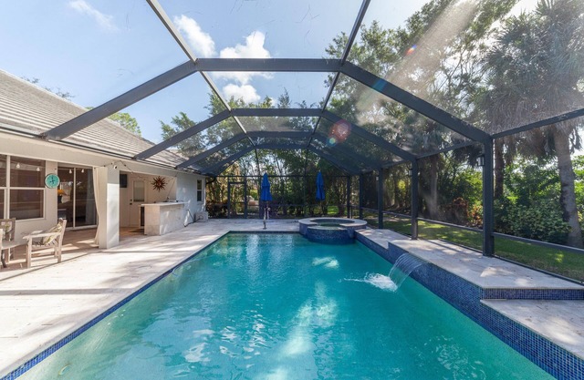 Heated Pool & Spa, Minutes from Beaches, Fifth Avenue, Mercato, and Water side.