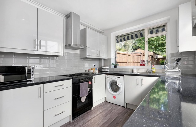 Heathrow Living Stanwell Serviced House 5 bedrooms