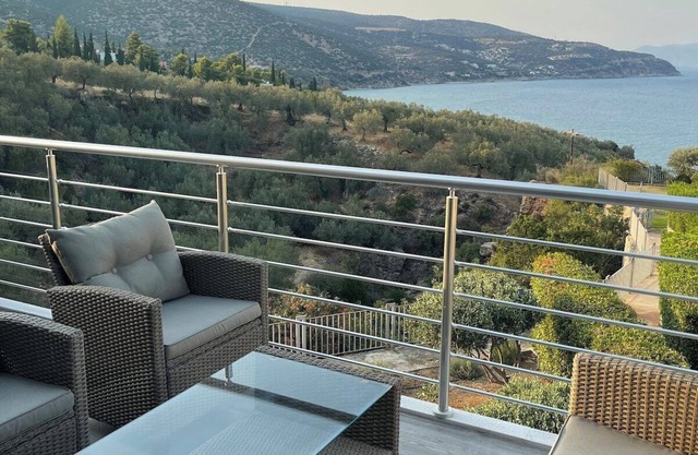Hellenic Escapes: Modern 2-Bedroom with Panoramic Sea Views