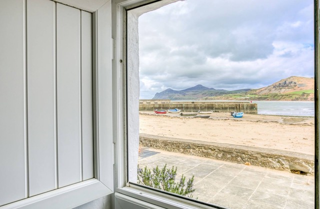 Hen Dafarn - an on the beach that sleeps 5 guests in 3 bedrooms