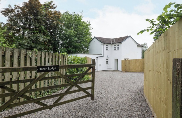 HERON'S LODGE, pet friendly, with a garden in Penperlleni