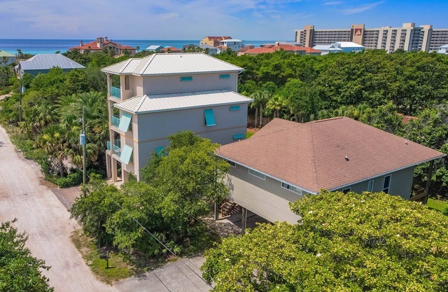 Hideout – Updated! Pet Friendly, Golf Cart, Walk to Beach!