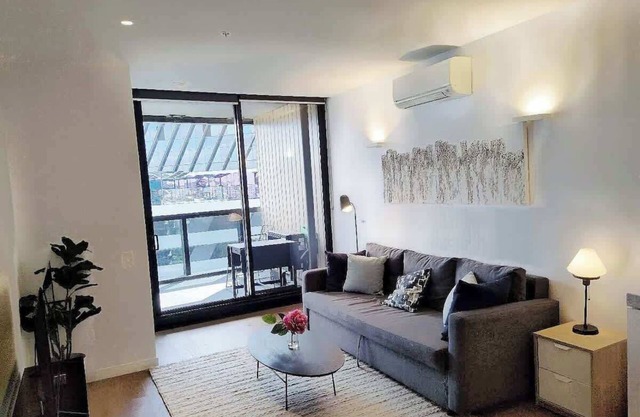 High-End North Melbourne Retreat - CBD LIfestyle!