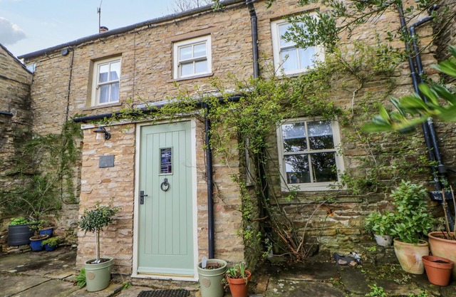 HIGH HOUSE, pet friendly, character holiday cottage in Hawes