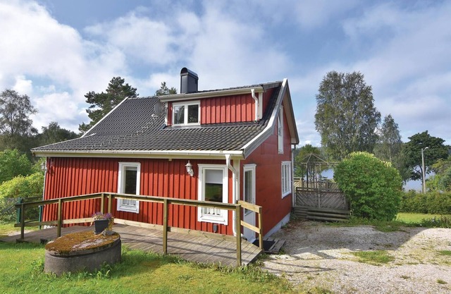 High situated cottage with panoramic view of lake Sannesjön.