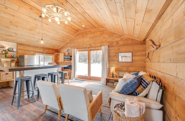 Hike, Fish and Boat Waterfront Cabin in Ryegate!