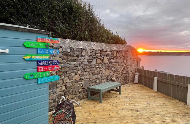 Hill Crest - cliff top cottage with stunning views