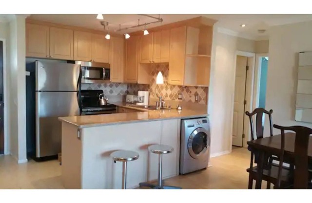 Hillcrest/Uni. Hgts. Spacious Condo 10 min from ZOO with PARKING