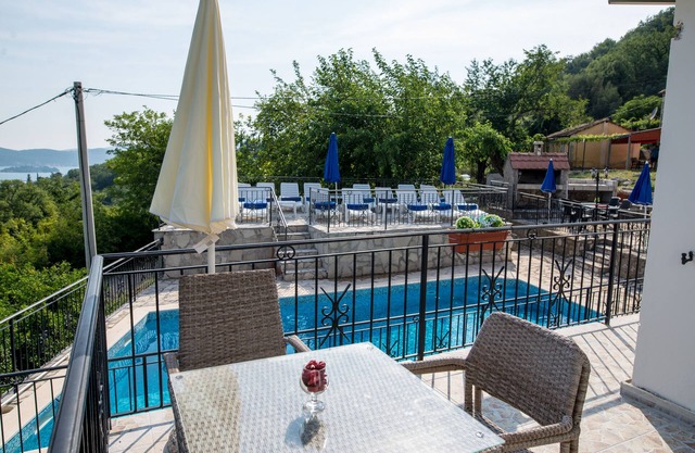Hillside apartment with stunning views of sea and mountains, sea 2 km, pool