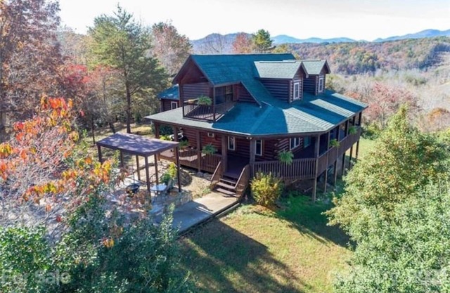 Hillside Haven - Amazing views with a hot tub!