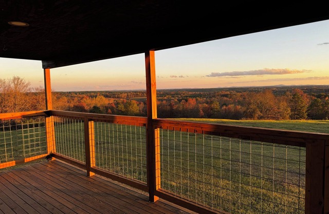 Hilltop Escape - Serene Honeymoon Cabin