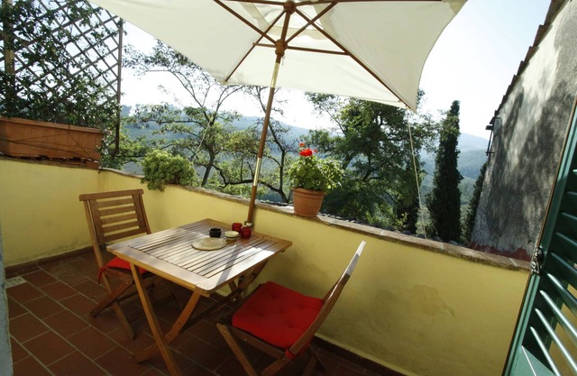 Hilltop paradise cottage, a stone's throw from Florence.!
