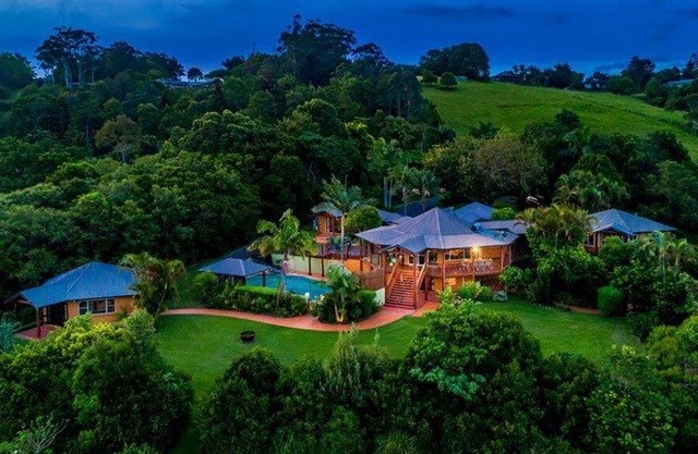 Hinter Lodge - (With Ocean Views)