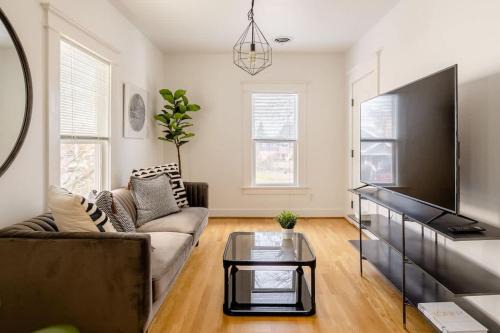Hipster Vibe Apartment - Food Carts & Live Music