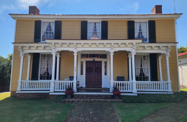 Historic home, Sleeps 10, VIR 2 miles,Hyco lake 8 mi., Fire Pit, Historic Milton