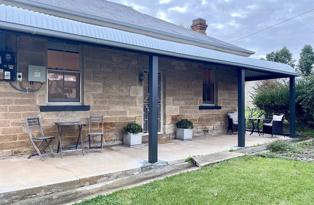 Historic Stone Cottage R - hotel linens - exceptional clean - 2min walk to town