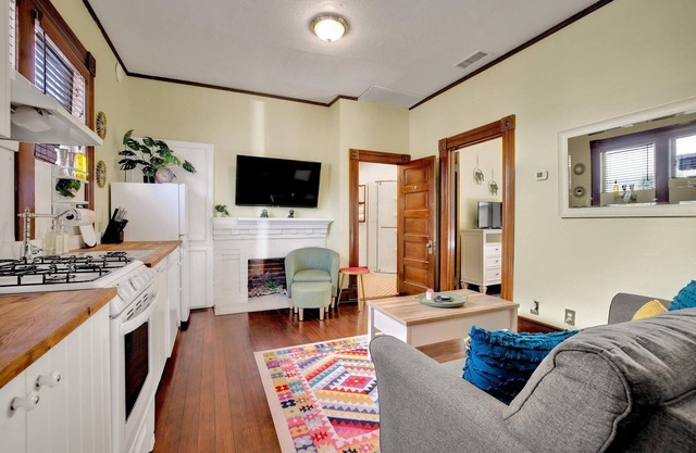 Historic Victorian 2 BD in the Heart of Downtown