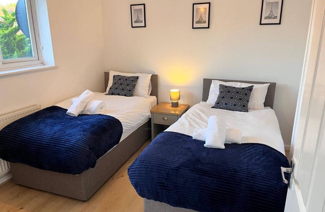 Hive Stays, sleeps 3, Free Parking, Wifi, Smart Tv