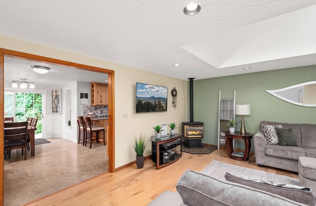 Hobby Farm Home shares Hobby Farm Apartment property 888573. Rent both!