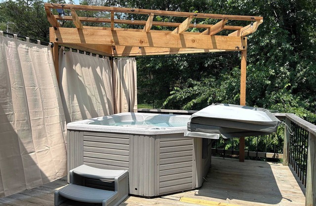 Hogscald Hollow Lake Front, Kayaks, HotTub FirePit