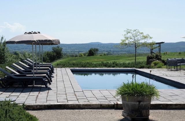 Holiday Home 'Gîte L'olivier Au Mas Dujau' with Shared Pool, Private Terrace and Wi-Fi