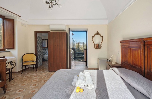 Holiday Home 'Camera Ulivo Con Vista Mare' with Sea View, Wi-Fi and Air Conditioning