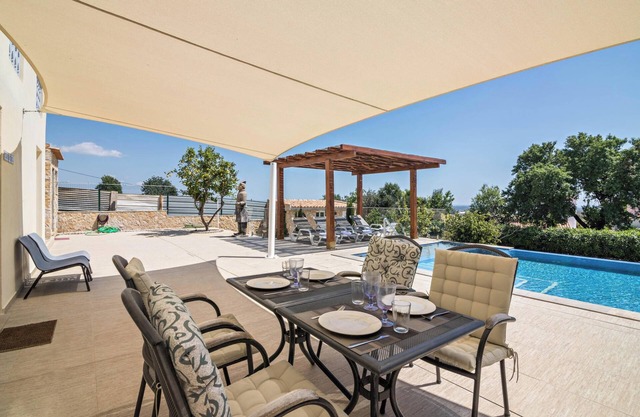 Holiday Apartment Mel de Flor with Sea View, Shared Infinity Pool, Communal Garden & Wi-Fi