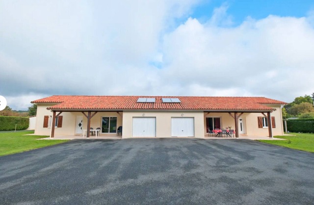 Holiday Home 'Duo De Maisons Avec Piscine Et Clim' with Shared Pool, Wi-Fi and Air Conditioning