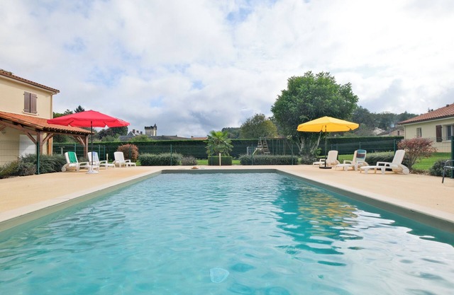 Holiday Home 'L'Enclos Avec Piscine Et Clim' with Shared Pool, Wi-Fi and Air Conditioning