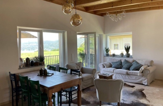 Holiday Home 'Casa Tapeo' with Lake View, Shared Pool and Wi-Fi