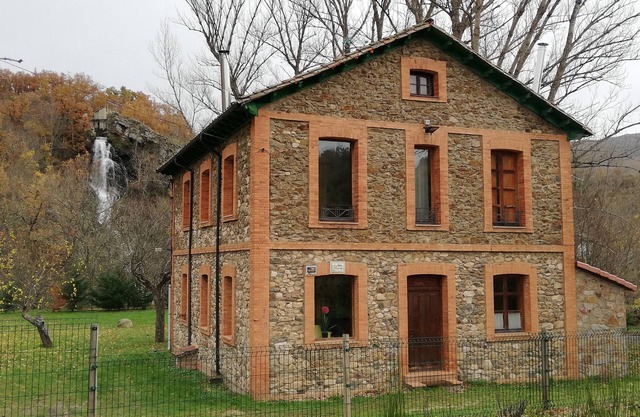 Holiday Home 'El Refugio De Valporquero' with Lake View, Private Terrace and Wi-Fi