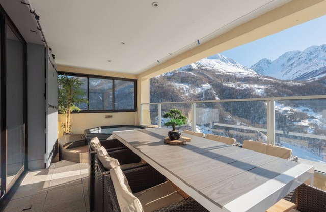 Holiday Home 'Le Chalet Des Retrouvailles' with Mountain View, Wi-Fi and Air Conditioning