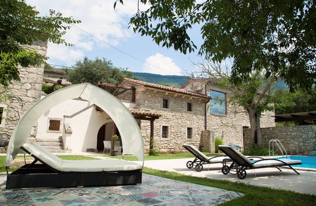 Holiday Home Trohi - Restored heritage house between the mountain and the sea