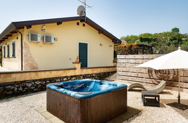 Holiday Home with Wi-Fi, Air Conditioning, Garden and Jacuzzi