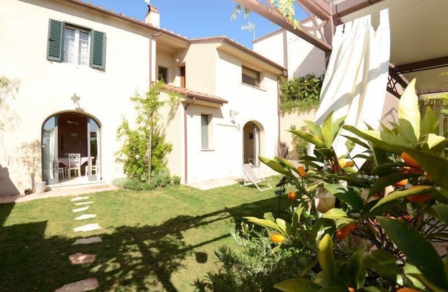 Holiday house Lari for 1 - 8 persons with 3 bedrooms - Holiday home