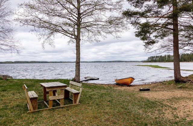 Holiday house with fantastic location and 300 m to its own lake shore | SE07003