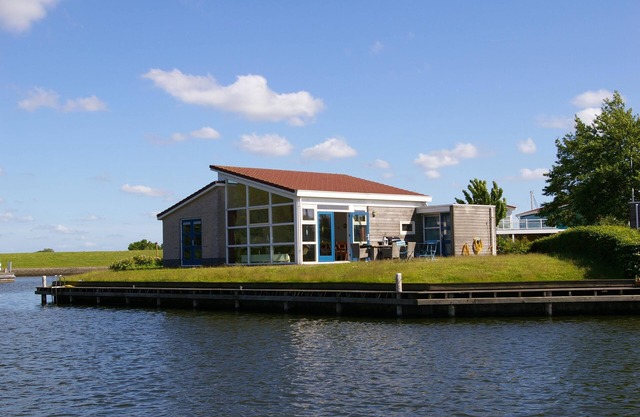 Holiday villa on the IJsselmeer