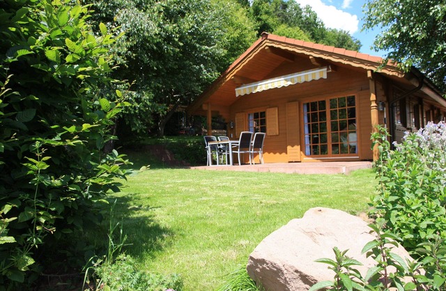 Höllenberghütte in Lug, with garden sauna, holiday home in the Palatinate Forest