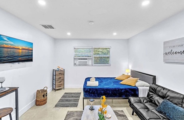Hollywood Large Studio Close to Beach & Casino LB3