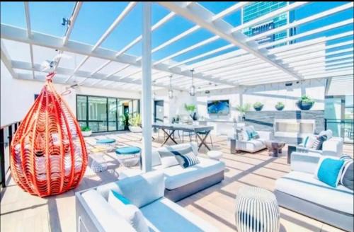 Hollywood Penthouse with Balcony & Pool View
