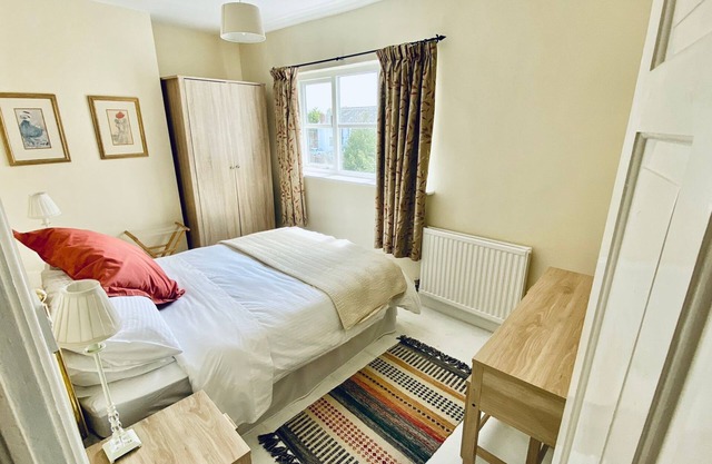 Holt, Wrexham nr Chester, welcoming, historical, 3 dbl bedrooms S/C