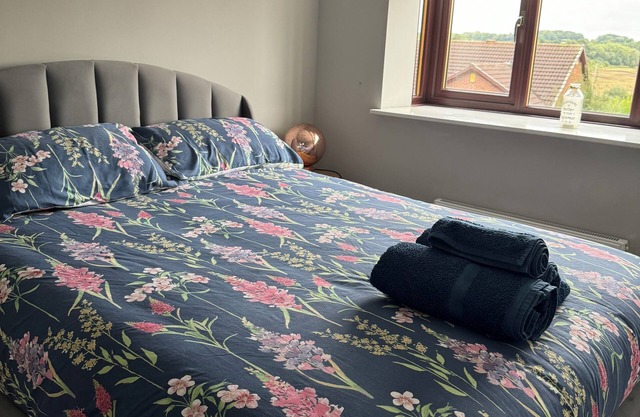 Home-like 2-bedroom house with EV Charger & WiFi in Pontefract