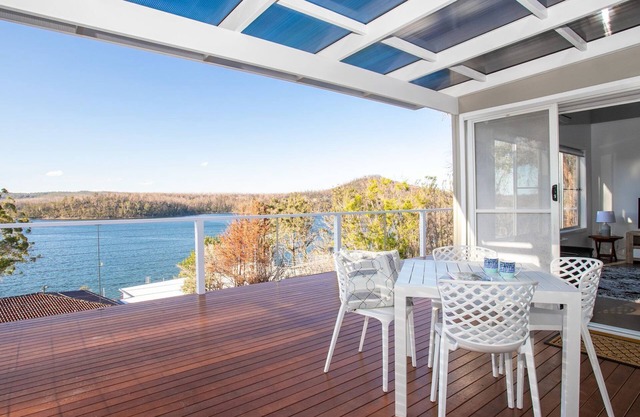 Home On the Water Enjoy a relaxing lakeside hideaway at this charming and cosy