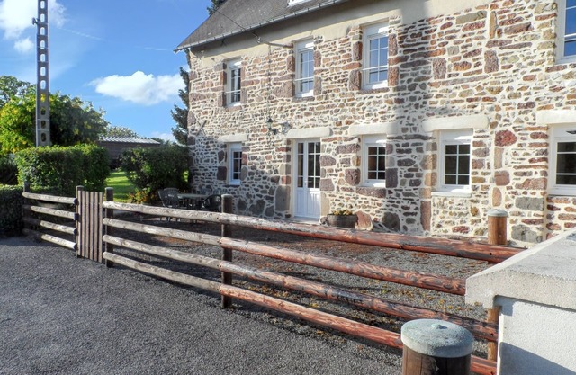 Homerez - House near Chanteloup.