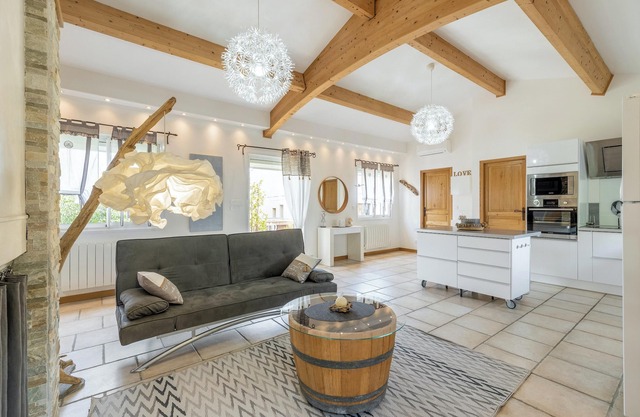 Homerez - Charming House in Poussan with Private Garden