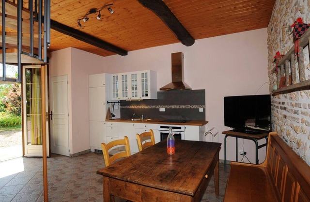 Homerez - Nice house for 5 ppl. with shared pool and garden at Avrilly