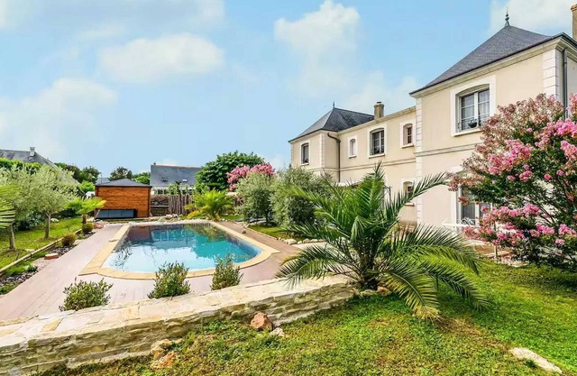 Homerez - Refined Villa in Saint-Cyr-sur-Loire with Private Pool