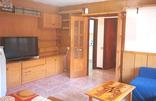 Homerez - Spacious house for 6 ppl. with balcony at Esparreguera